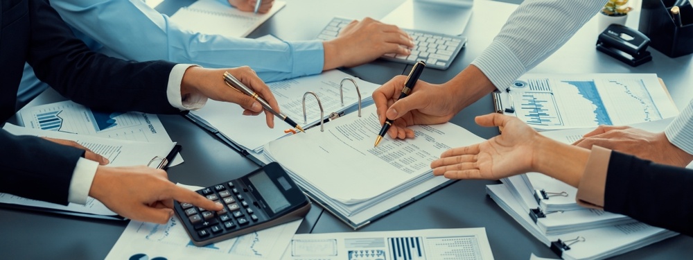 How to Choose between Cash vs. Accrual Accounting for Your Business